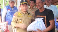 Gubernur Jambi Dr. H. Al Haris, S.Sos., MH menyerahkan bantuan sosial kepada para korban kebakaran rumah