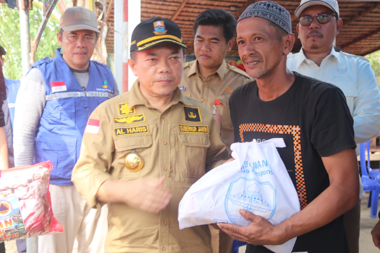 Gubernur Jambi Dr. H. Al Haris, S.Sos., MH menyerahkan bantuan sosial kepada para korban kebakaran rumah