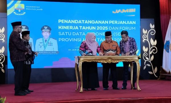 Gubernur Jambi bersama Sekretaris Daerah (Sekda) Provinsi Jambi, dan seluruh Kepala OPD di lingkup pemerintah Provinsi (Pemprov) Jambi melakukan penandatanganan perjanjian kinerja tahun 2025. Foto: Istimewa