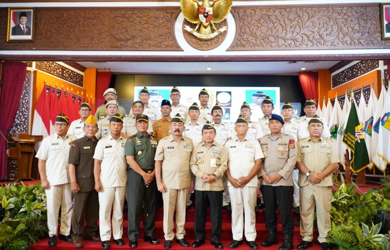 Gubernur Jambi, Dr. H. Al Haris, S.Sos. MH dikukuhkan sebagai Anggota Kehormatan PPAD (Persatuan Purnawirawan Angkatan Darat) Provinsi Jambi oleh Plt. Ketua Umum PPAD Pusat, Komaruddin Simanjuntak. Foto: Jambiseru.com