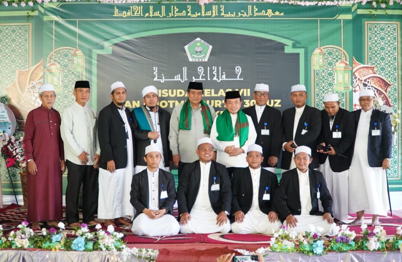 Gubernur Jambi, Al Haris saat menghadiri Haflah Tahunan, Wisuda Kelas VII, dan Khatam Al-Quran 30 Juz Bil Ghoib yang ke-5 Tahun 2025/1446 H bertempat di Pondok Pesantren Darussalam Al-Hafidz. Foto: Jambiseru.com