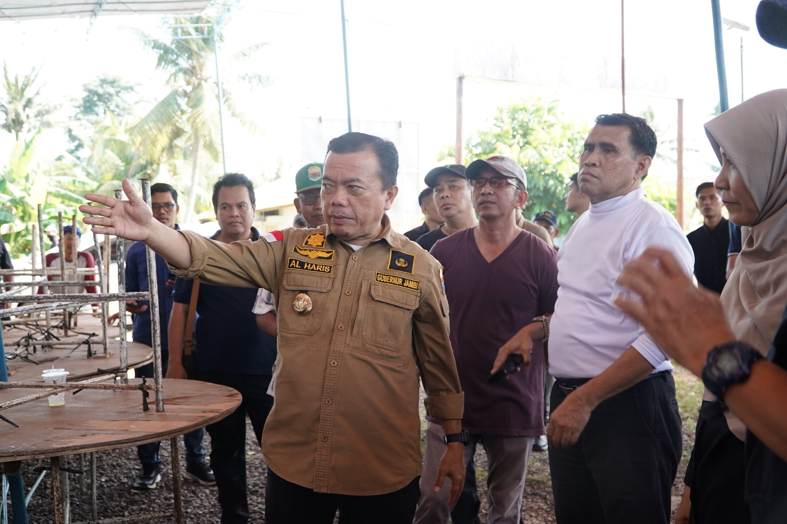 Gubernur Al Haris meninjau lokasi koperasi merah putih di Tangkit Baru persiapan launching koperasi merah putih oleh Presiden Senin via Zoom