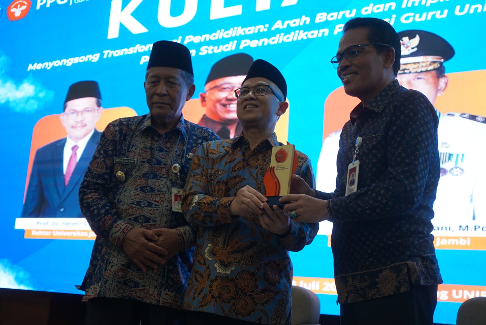 Wagub Sani mendampingi Wakil Menteri Pendidikan Dasar dan Menengah RI dalam agenda kuliah Umum dengan tema "Menyongsong Transformasi pendidikan: Arah Baru dan Implikasi RUU Sisdiknas Bagi Pendidikan Nasional" pada program studi pendidikan profesi Guru Universitas Jambi Kab.Muaro Jambi