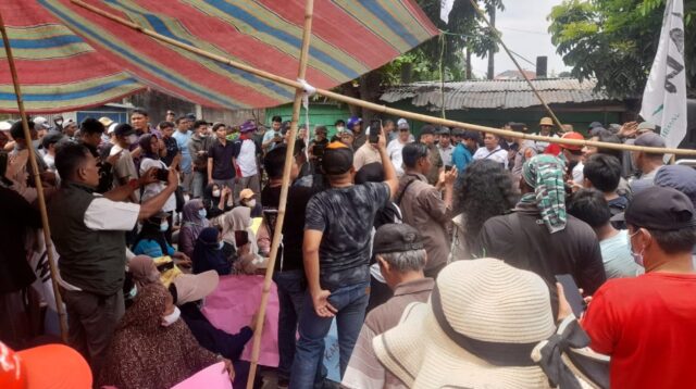 Warga Aur Kenali Blokir Jalan Nasional, Tolak Pembangunan Stockpile Batu Bara PT SAS