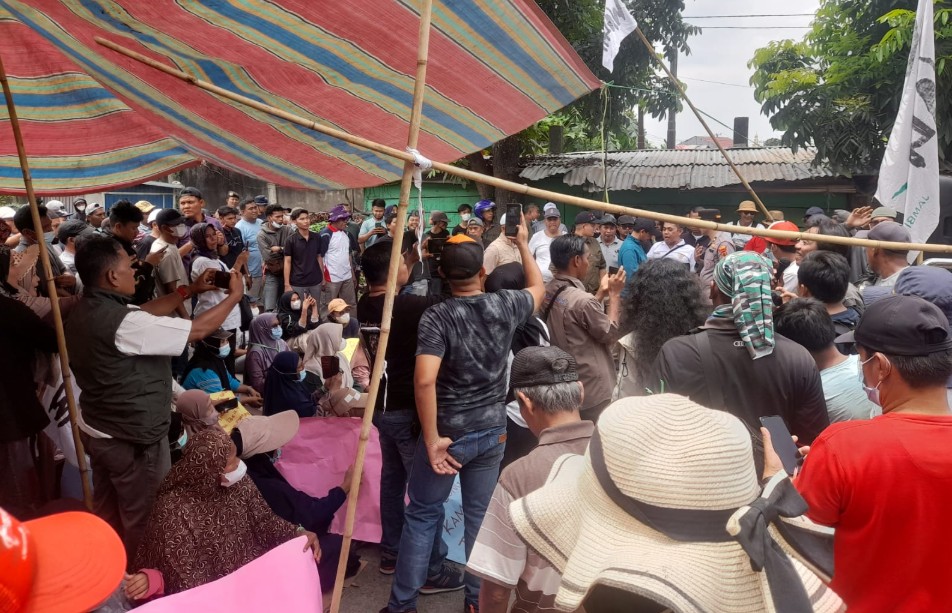 Warga Aur Kenali Blokir Jalan Nasional, Tolak Pembangunan Stockpile Batu Bara PT SAS