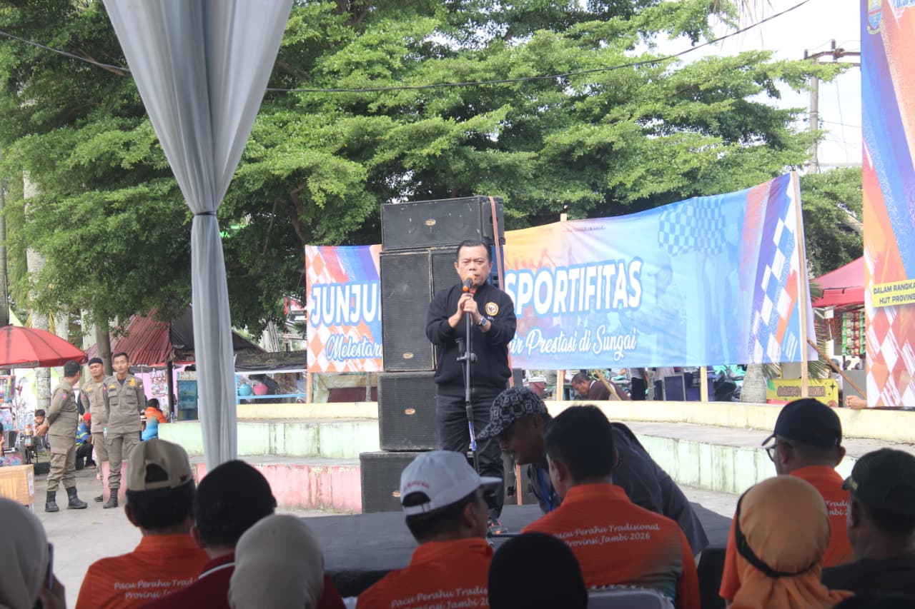 Gubernur Al Haris memberi kata sambutan dan membuka secara resmi Lomba Perahu Tradisional sekaligus menutup rangkaian HUT ke 69 Provinsi Jambi Tahun 2026