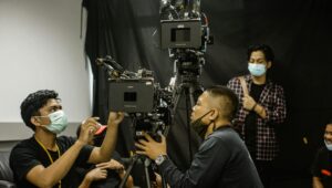 Poster film Indonesia menampilkan bintang terkenal, adegan dramatis, dan nuansa budaya lokal yang memukau