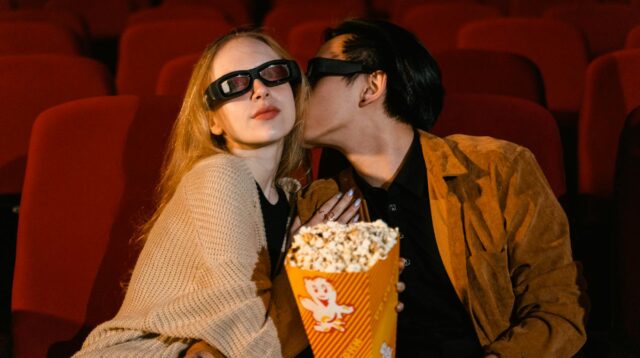 Poster film romantis pilihan pasangan, menampilkan momen hangat dan kisah cinta yang menginspirasi.