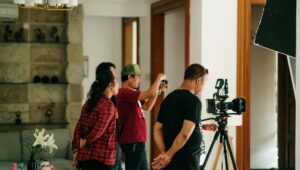 Poster film Indonesia romantis menampilkan pasangan berpelukan di latar sunset tropis, menonjolkan nuansa cinta lokal.
