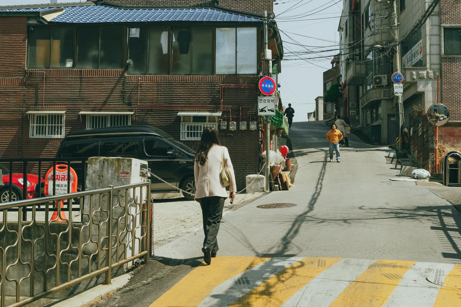 Adegan romantis dalam film Korea menampilkan pasangan berpelukan di latar kota Seoul yang indah.