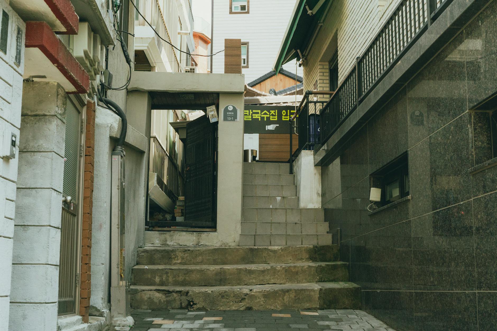 Cuplikan romantis dari film Korea yang menampilkan kisah cinta penuh emosi dan latar kota neon.