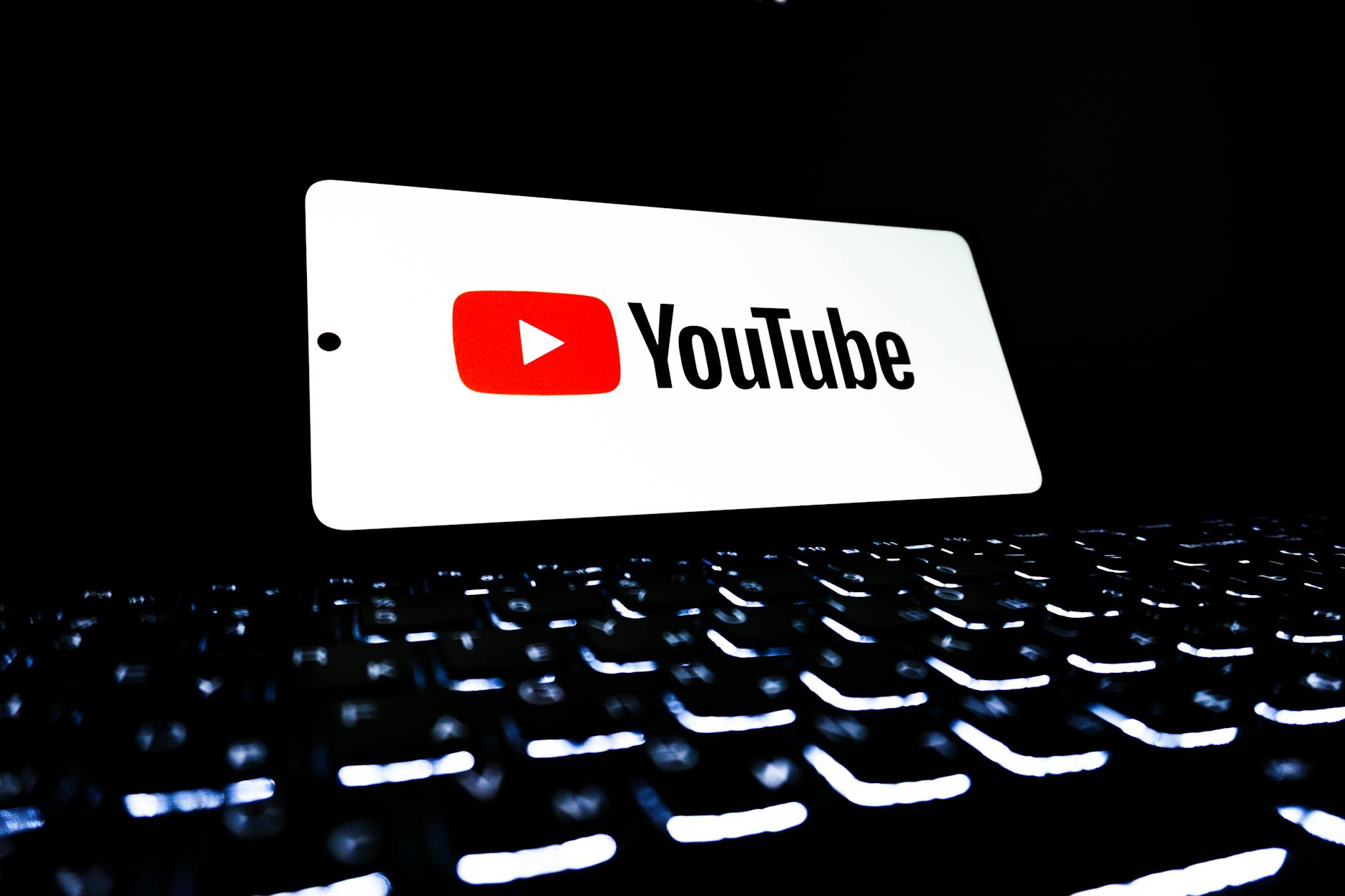 Ilustrasi ikon platform streaming menampilkan berbagai layanan video on‑demand seperti Netflix, Disney+ dan YouTube