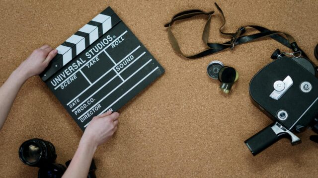 Tampilan antarmuka situs nonton film dengan pilihan genre, poster film terbaru, dan tombol putar