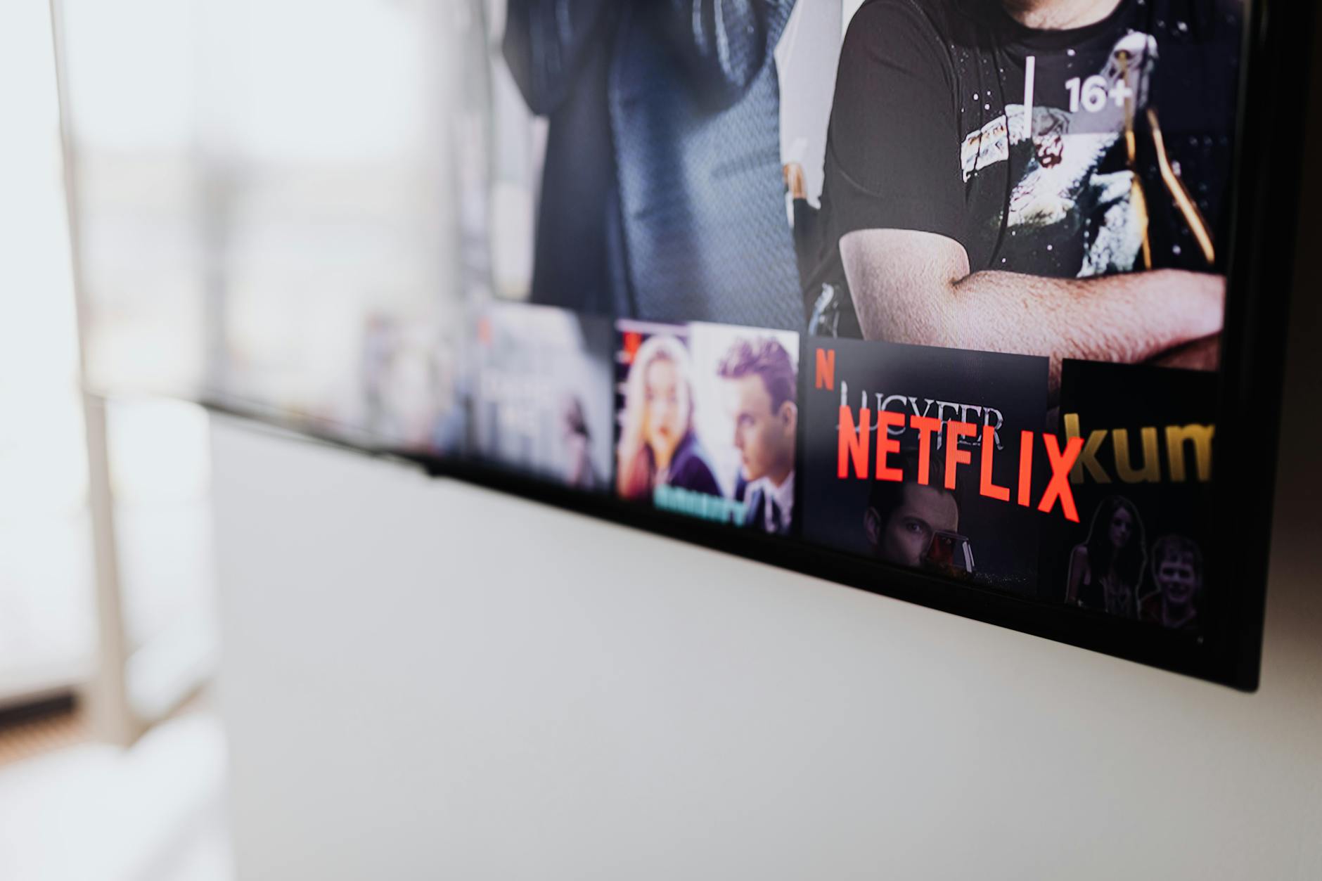 Poster film Netflix terbaru 2024 dengan aksi menegangkan, drama keluarga, dan efek visual memukau