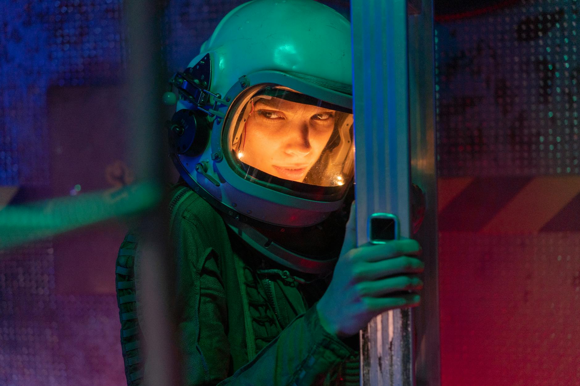 Poster film sci fi terbaik dengan efek futuristik, menampilkan aksi luar angkasa yang menegangkan