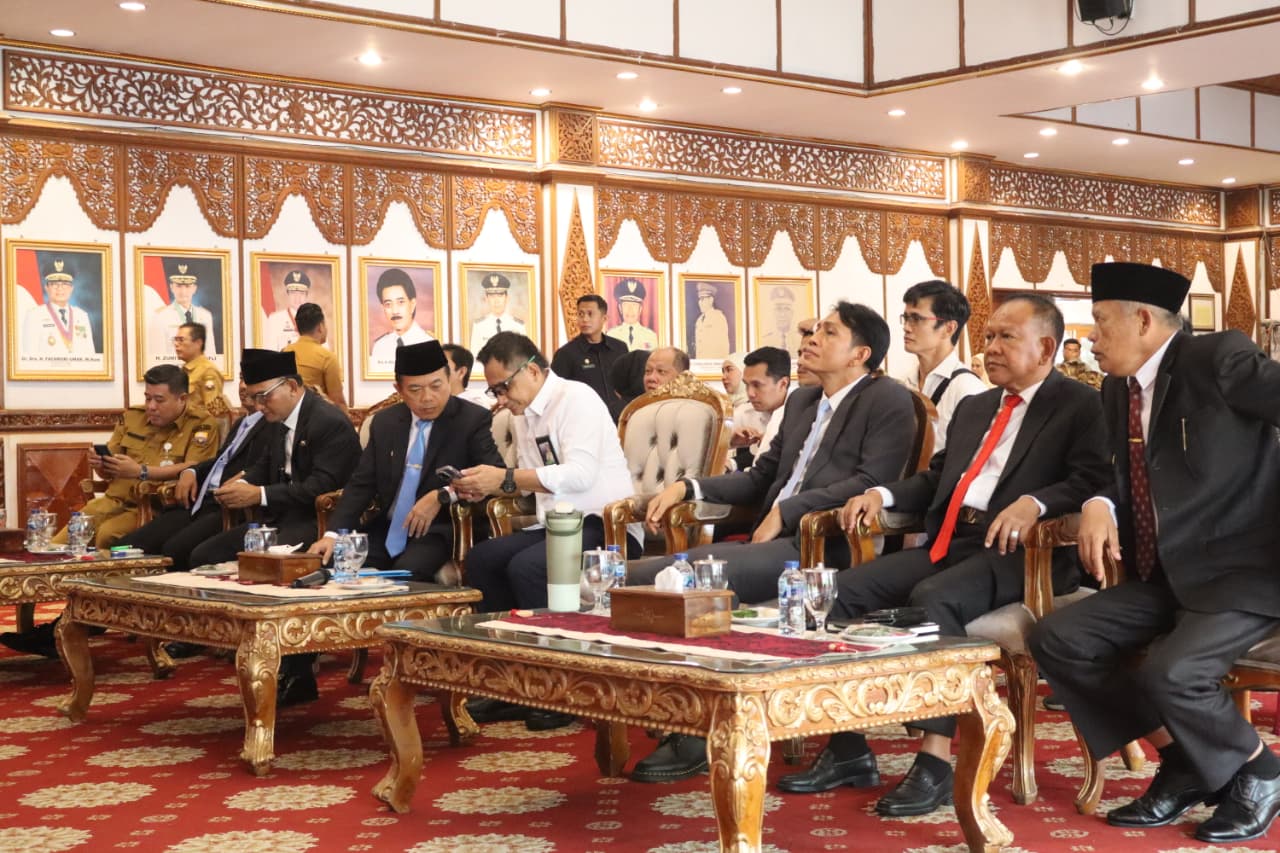 Gubernur Al Haris mengikuti Zoom Meeting Peresmian Paket IJD 2025 oleh Presiden RI (via zoom) Tempat: Rumah Dinas Gubernur Jambi