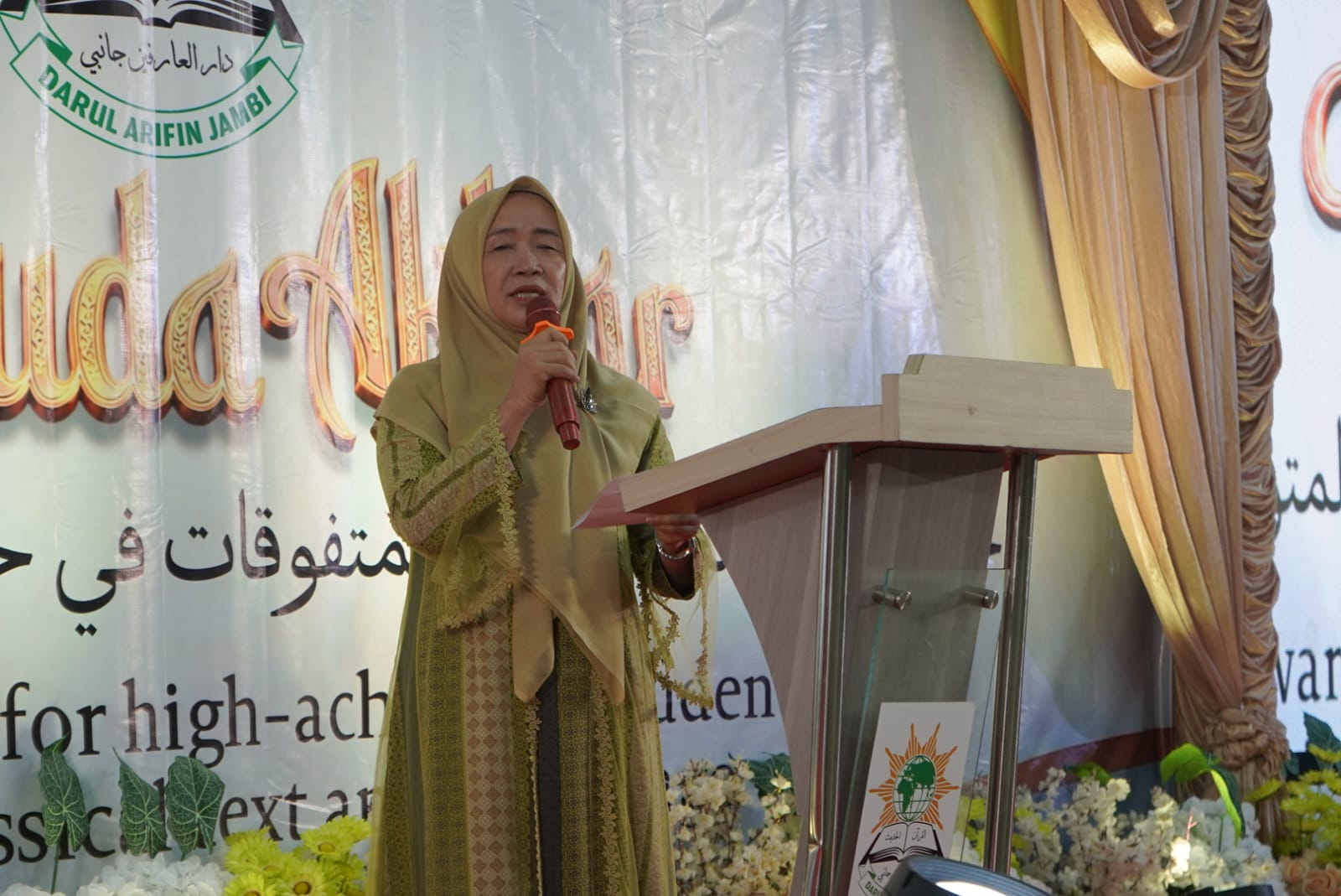 Ketua TP PKK Prov Jambi Hj Hesnidar Haris menghadiri Wisuda Akbar Ponpes Darul Arifin Jambi