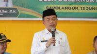 Penyerahan bantuan Beras Cadangan Pangan Pemerintah untuk terdampak korban banjir d Kantor Camat Baton VIII Sarolangun