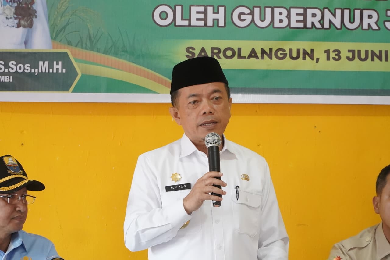 Penyerahan bantuan Beras Cadangan Pangan Pemerintah untuk terdampak korban banjir d Kantor Camat Baton VIII Sarolangun