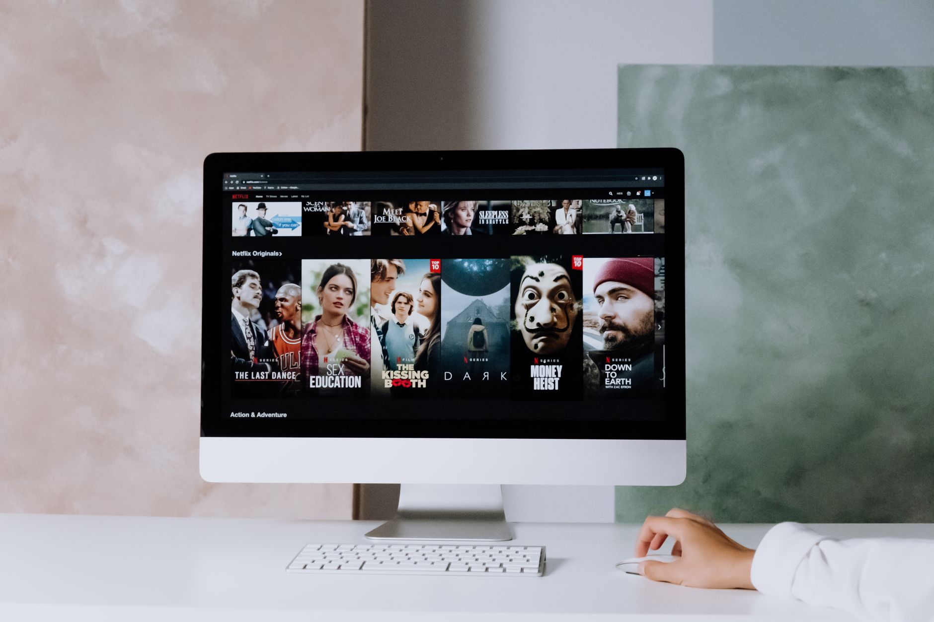 Tampilan antarmuka situs streaming menampilkan koleksi film online gratis dengan genre lengkap