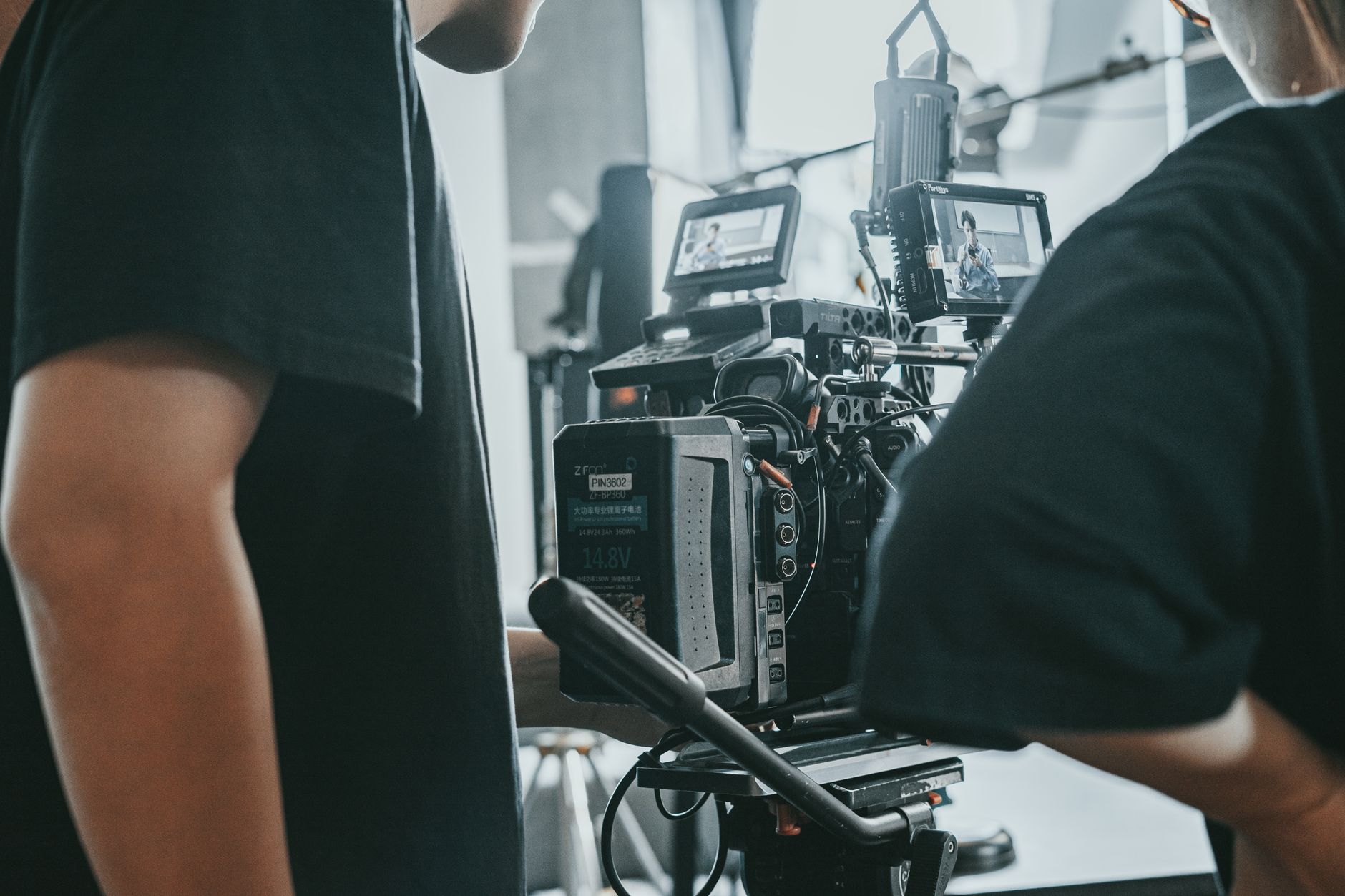 Poster film streaming terbaru dengan genre aksi yang sedang populer