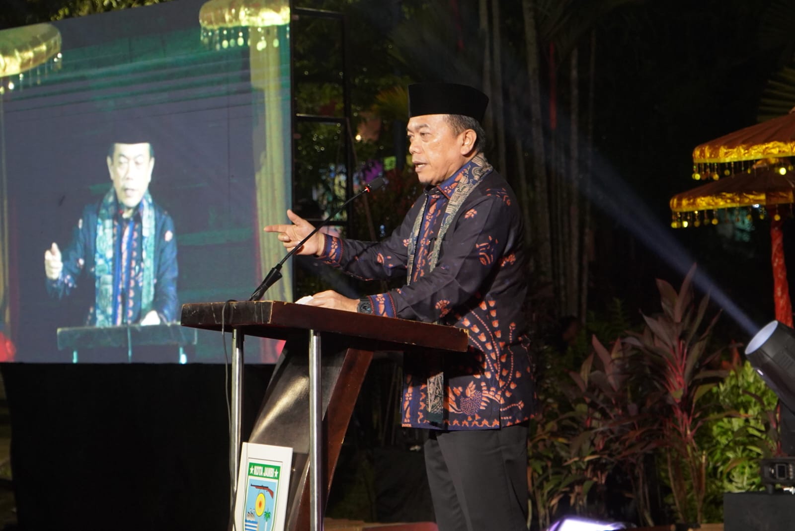 Gubernur Al Haris membuka Festival Jambi Elok Nian Kota Jambi di Taman Mini Melayu Jambi