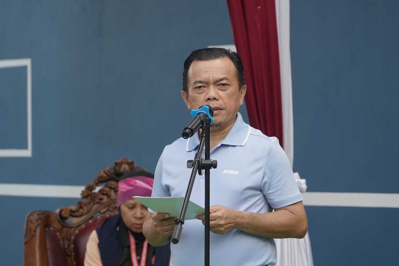 Gubernur Al Haris membuka Pertandingan Tenis Lapangan antar Alumni PTN ke 16 Tahun 2026 di Lapangan Tenis Unja Telanai Pura