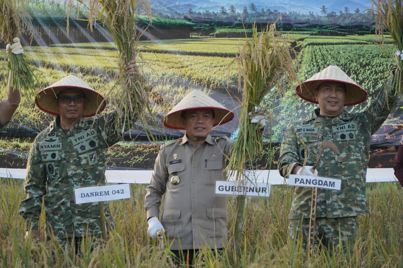 Gubernur Al Haris mendampingi PANGDAM IX TIB Panen Raya TNI di Kab Tanjabtim